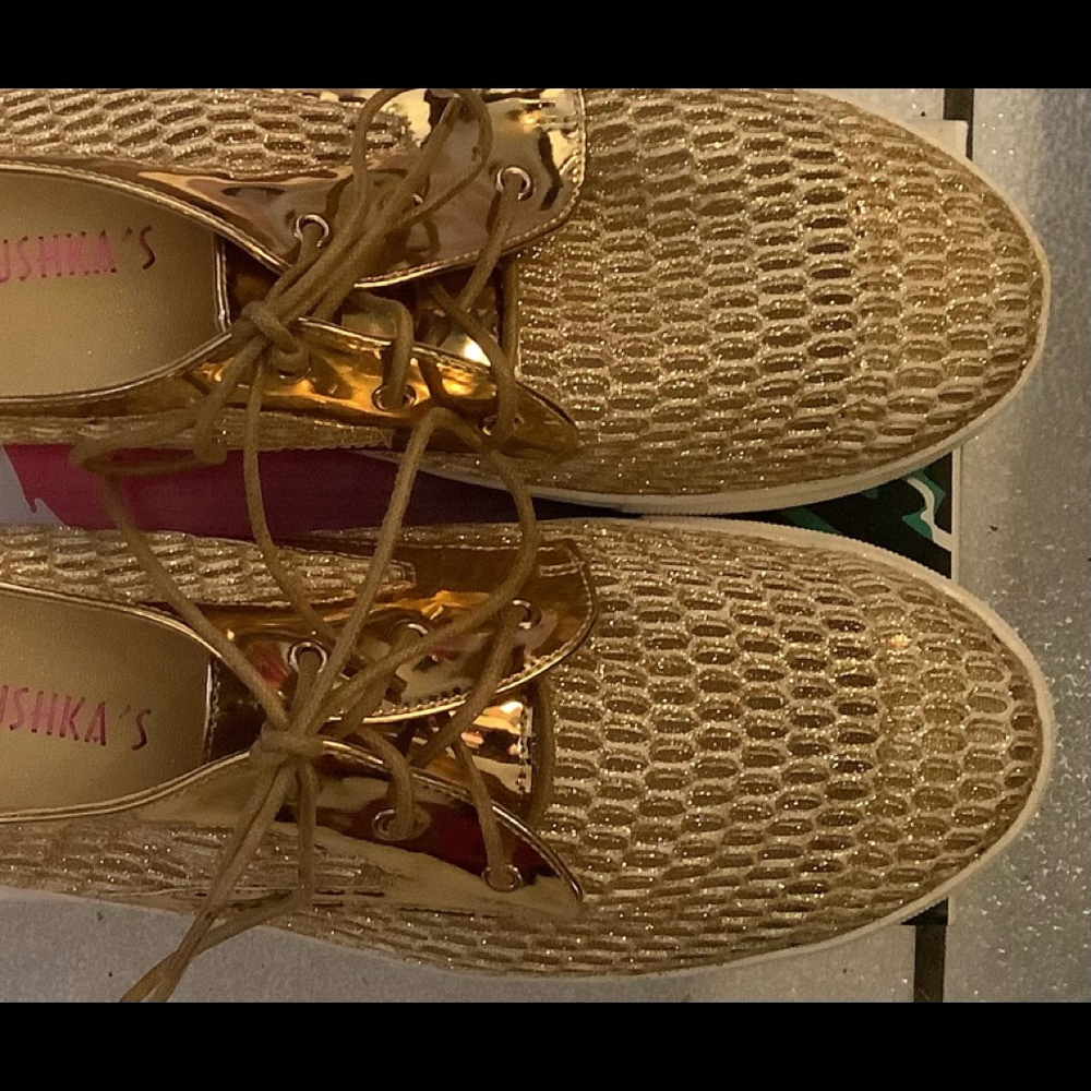 GOLD JANIUSHKA’S TENNIS SHOES WITH BEAUTIFUL SHINE SIZE 8.5.
